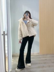 Spiegelselfie mit der cremeweißen Steppjacke mit Blumenmuster und schwarzer Schlaghose