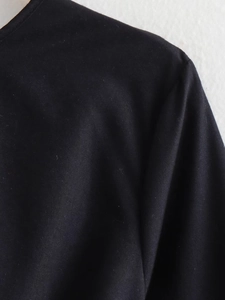 Abito nero ricamato vintage Y2K con dettaglio della spalla e trama in twill del tessuto