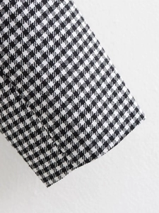 Nahaufnahme der schwarz-weißen Hahnentritt-Stofftextur am Y2K-Set für Damen aus Tweed