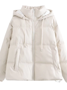 Veste matelassée beige en similicuir avec capuche et coutures larges pour l'hiver