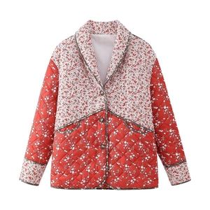 Détail du motif matelassé en losange et imprimé floral sur la veste en coton rouge