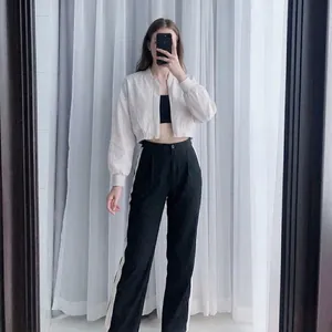Ensemble streetwear Y2K avec veste courte zippée crème et pantalon à bandes latérales
