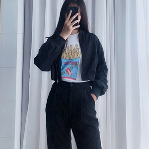 Veste bomber courte style Y2K noire avec pantalon taille haute et tee-shirt imprimé