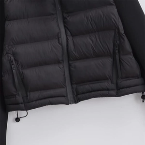 Kurze schwarze Pufferjacke mit wasserdichtem Reißverschluss und verstellbarem Saumzug