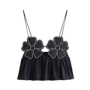 Nahaufnahme eines schwarzen Y2K Crop-Tops mit Strassblumen und schmalen Trägern für Damen