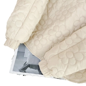 Schicke beige Steppjacke für Damen mit 3D-Blumenmuster und elastischen Ärmelbündchen