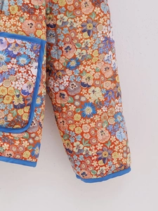 Veste en coton matelassée Y2K avec imprimé floral vif et détails de passepoil bleu