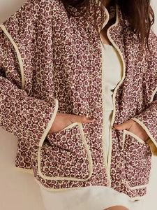 Veste matelassée vintage Y2K pour femme avec motif floral rouge foncé et bordure beige