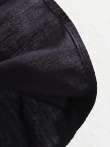 Nahaufnahme der Stoffstruktur und feinen Nähte eines schwarzen Y2K Halter-Tops
