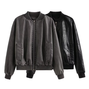Détail de blousons bombers Y2K en similicuir délavé en couleurs noir et gris foncé
