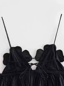 Detail des schwarzen Camisoles mit Muschelsaum-Ausschnitt und vorderer Schnürung