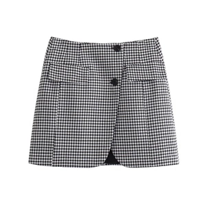 Mini-jupe pied-de-poule noire et blanche style Y2K avec doubles boutons et rabats décoratifs