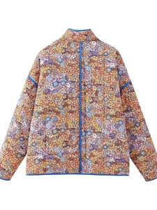 Vue arrière d'une veste matelassée Y2K à fleurs colorées avec bordures bleues et col