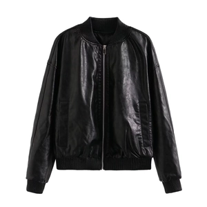 Détail de bomber en cuir PU noir avec fermeture éclair argentée et col en maille côtelée