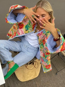 Veste matelassée fleurie Y2K avec pantalon à rayures et ballerines vertes en daim