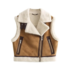 Détail du gilet en daim marron avec doublure en peau de mouton blanche et fermeture éclair