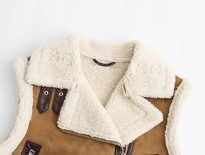 Détail du gilet vintage en daim marron avec col en peau de mouton et fermeture éclair