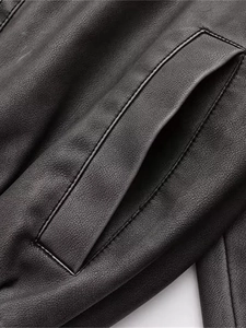 Détail de la texture cuir PU délavé et poche de la veste aviateur noire style Y2K
