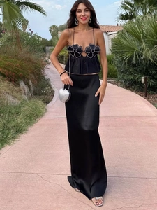 Schwarzes Y2K Camisole mit 3D-Blumenakzenten und Satinrock für einen schicken Sommerlook