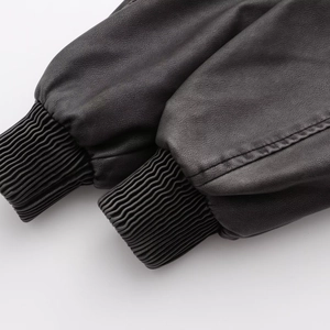 Détail du poignet d'un blouson en cuir PU délavé avec finition en maille élastique côtelée