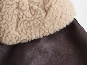 Detailansicht des Dual-Textur-Designs mit cremefarbenem Fleece und dunkelbraunem Leder