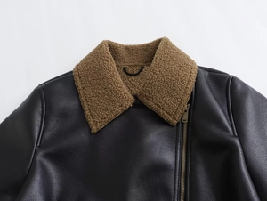 Détail du blouson motard noir avec col en peau de mouton marron et zip métallique