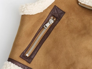Vue détaillée du gilet en daim marron avec doublure en peau de mouton et fermeture éclair