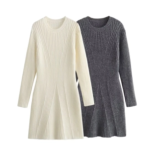 Détail de la robe en maille Y2K montrant la texture côtelée et le tissage en V