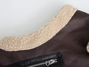 Detail der Pilotjacke mit brauner Ledermaerung und dickem beigem Lammfellkragen