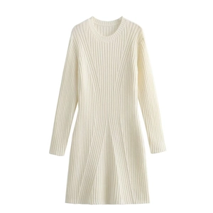 Gros plan détaillé de la robe longue en maille côtelée crème montrant la texture du tissu