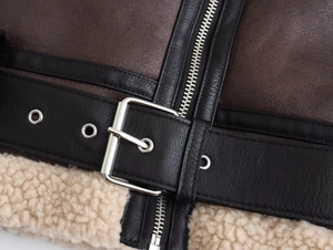 Detail der braunen Wildlederweste mit Lammfellfutter und Gürtel mit Metallschnalle