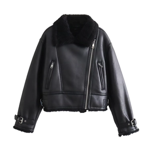 Dettaglio della giacca biker in ecopelle nera con colletto in shearling e cerniera metallica
