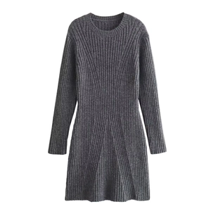 Détail d'une robe en tricot gris foncé avec texture côtelée verticale et col rond classique