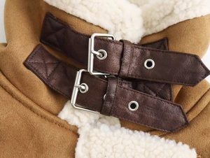 Détail du col en peau de mouton vintage avec daim marron et bordure en fourrure blanche