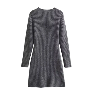 Gros plan sur la maille verticale texturée et la matière gris foncé de cette robe midi