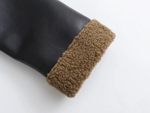 Détail du poignet d'une veste en similicuir noir avec doublure chaude en peau lainée