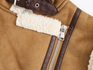 Détail du gilet vintage Y2K en daim avec col en peau de mouton et fermeture éclair en argent