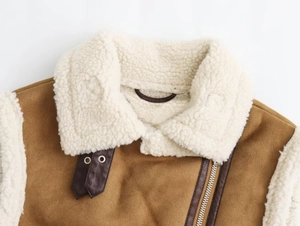 Vue détaillée du col en polaire et du tissu marron avec des accents de cuir
