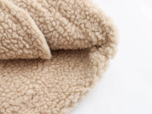 Makroaufnahme der beigen Fleece-Stoffstruktur mit weichen, hochwertigen Fasern im Detail