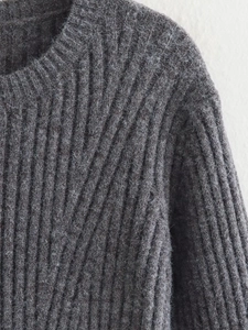 Gros plan sur la robe en maille gris foncé montrant la texture douce du mélange laine