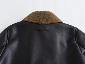 Détail du blouson motard noir en cuir avec un col en imitation laine de mouton marron