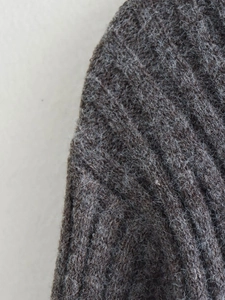 Détail du tricot côtelé taupe chiné avec texture mohair douce et tissage vertical