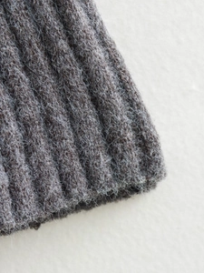 Vue macro d'une texture tricotée côtelée grise avec finition mohair douce à poils longs
