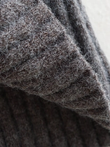 Détail macro du tricot épais marron foncé avec texture douce en laine et mohair