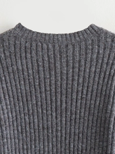 Détail du tricot côtelé gris foncé montrant le col rond et la texture douce en laine