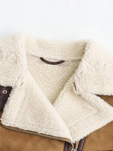 Gilet vintage Y2K en similicuir marron et col en polaire sherpa blanche chaude