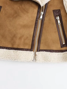 Gilet Y2K vintage en daim marron avec doublure en peau de mouton synthétique blanche