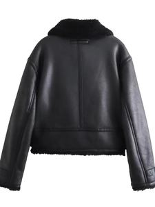 Vista posteriore della giacca in ecopelle e montone nero in stile biker Y2K oversize