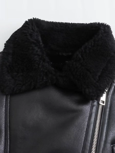 Giacca Y2K nera da donna in ecopelle con collo in pelliccia e dettagli con zip