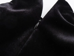 Detail view of the high-quality invisible zipper on a luxurious black velvet dress
